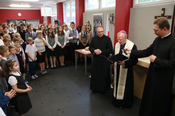 poświęcenie nowych pomieszczeń katolickiej szkoły ruchu światło-życie w nowej hucie